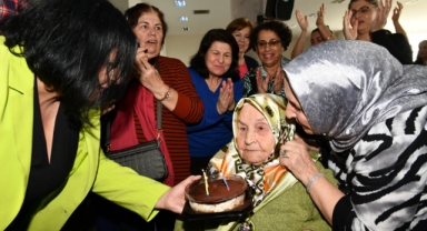 Çiğli'de kadınlara özel unutulmaz etkinlik... Hüsniye Teyze’nin 103. yaşı kutlandı