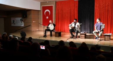 Çiğli’de şiir ve türkü rüzgarı esti... Sanat ve edebiyat buluşması