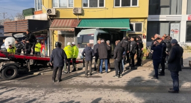 Dehşet anları... Yolcu minibüsü kuaföre girdi!