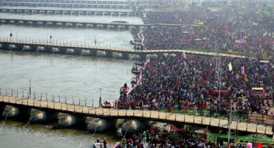 Hindu festivalinde izdiham: 17 ölü