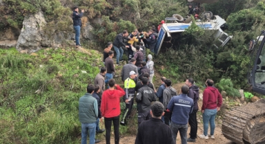 Kamyonet şarampole yuvarlandı: 3 yaralı