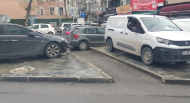Karşıyaka'da kaldırımlar yayaların değil, araçların hizmetinde!