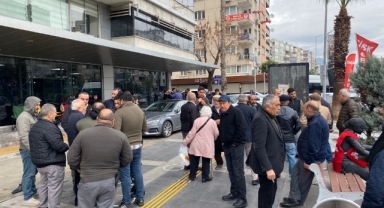 Karşıyaka'da pazarcı esnafından 'zam' tepkisi… Belediye binası önünde umutlu bekleyiş!