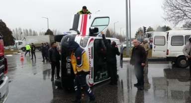 Kütahya'da ambulansla otomobil çarpıştı