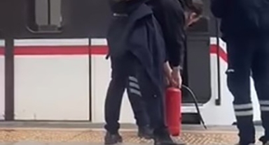 Metrodan çıkan duman korkuttu... Yolcular tahliye edildi!