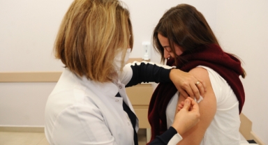 Örnek kampanya büyüyor... Karşıyakalı gençlere ücretsiz HPV aşısı