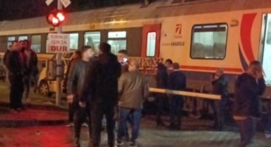 Söke'de yolcu treni pikaba çarptı