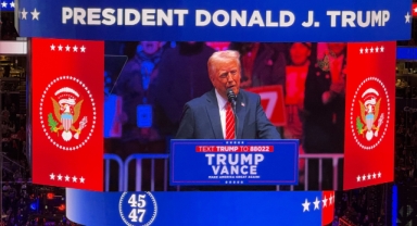Trump'tan zafer mitinginde gövde gösterisi