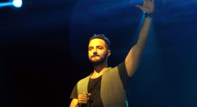 Ünlü şarkıcı Gökhan Özen Los Angeles'taki evinden seslendi: Kimseye inanmayın, gördüğünüze inanın