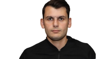 Amatör maçta oyundan atılan futbolcu hakemi bıçakladı