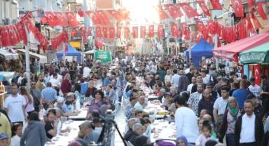Bayraklı’da iftar sofraları ve Ramazan şenlikleri