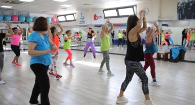 Bayraklı’da kadınlar zumbayı çok sevdi