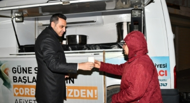 Çiğli Belediyesi'nden vatandaşlara sıcak çorba ikramı