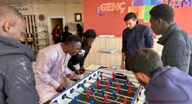 Gambiyalı öğrenciler İzmirli gençlerle buluştu