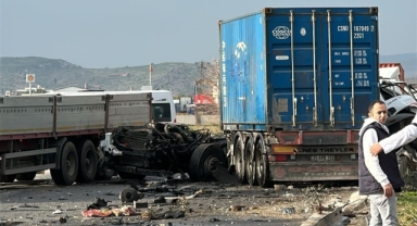 Karşı şeride geçen tır üç araca çarptı: 1 ölü, 1 yaralı