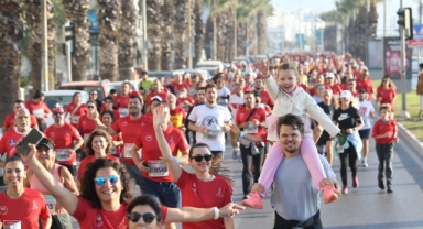 Karşıyaka’da 14 Şubat’a renkli kutlama: Sevdiğinle Koş!