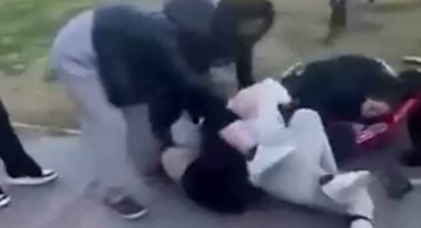 Kızların yumruk yumruğa kavgası kamerada