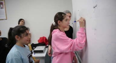 Konak’ta 7’den 77’ye İngilizce Konuşma Kulübü