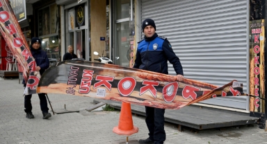 KUŞADASI BELEDİYESİ ZABITA EKİPLERİ KALDIRIM İŞGALİNE GEÇİT VERMİYOR
