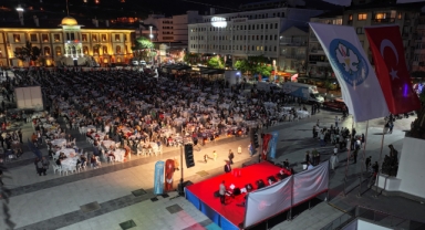 Manisa'da 100 bin kişilik iftar sofrası, 15 bin haneye sıcak yemek ve gıda kolisi