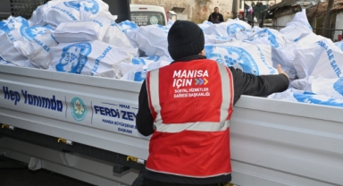 Manisa'da binlerce çuval odun ihtiyaç sahiplerine dağıtılıyor