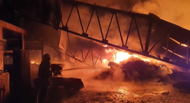 Manisa'da halı fabrikasında yangın