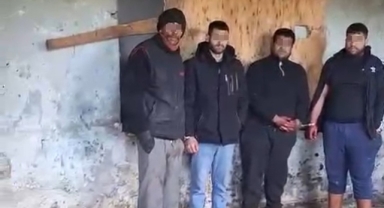 Metruk evde at eti kesip satıyorlarmış... Suç üstü yakalanadılar!
