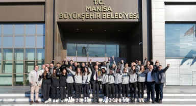 Şampiyon voleybolculardan kupa ile Başkan Zeyrek’e ziyaret