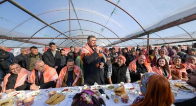 Tugay CHP’nin Menderes buluşmasında çiftçilere seslendi: Baskılar vız gelir tırıs gider