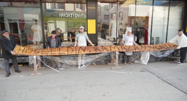 7 metrelik pide görenleri hayrete düşürdü