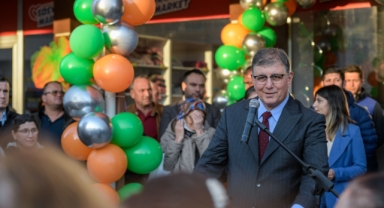 Başkan Tugay Menderes’te sosyal market açılışında konuştu: Belediyeleri engellemeye çalışıyorlar!