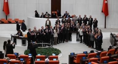 CHP'lilerden TBMM'de İmamoğlu kararına protesto