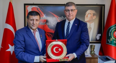 Gazilerden Başkan Tugay’ı duygulandıran armağan