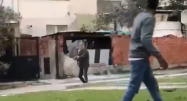 Husumetli iki aile arasında sokak ortasında kavga