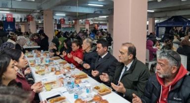 İzmir’de Ramazan dayanışması... Bayraklı’da iftar sofrası kuruldu