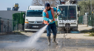 Kuşadası’nda Kadınlar Denizi Mahallesi köşe bucak temizlendi