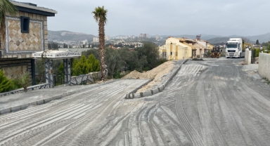 Kuşadası'nda yol yapımı mesaisi