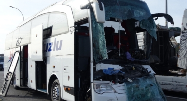 Kütahya’da yolcu otobüsü tıra çarptı