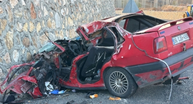 otomobil ile kamyonet çarpıştı: 2 ölü, 1 yaralı