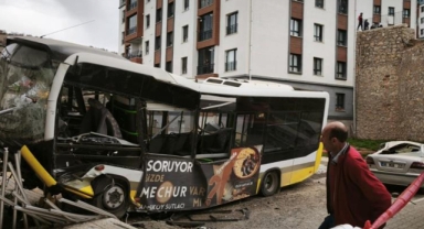Özel halk otobüsü 10 metrelik istinat duvarından uçtu