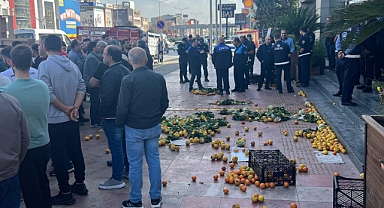 Pazarcılardan Belediyeye baskın... Meyve sebze attılar!