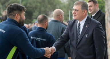 Tugay personelle bayramlaştı: Kol kola girince her şey çözülür