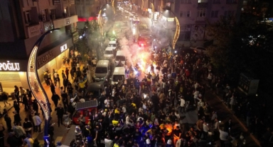 Binler Demokrasi Meydanı’nda buluştu... Aliağalılar şampiyonluğu hep birlikte kutladı