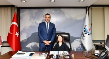 Çiğli’de 23 Nisan coşkusu... Küçük Zeynep koltuğa oturdu