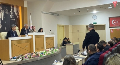 Çiğli'de eğitime desteğe oy birliği... Mecliste siyasi tartışma alevlendi!