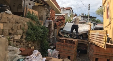 Efes Selçuk'ta çöp ev mesaisi!