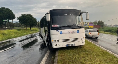 İşçi taşıyan servis aracı orta refüje çıktı
