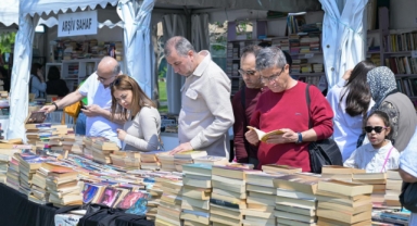 İZKİTAP hafta sonunda binleri ağırladı
