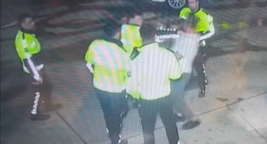 İzmir'de çevirmeden kaçtığı ileri sürülen şahsı darp eden trafik polisleri hakkında soruşturma başlatıldı