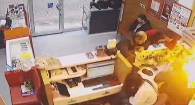Telefon tamircisinde cep telefonu bomba gibi patladı